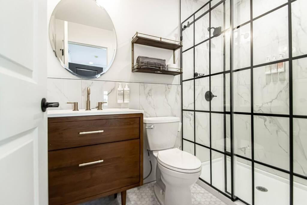 King Bed Stylish Studio In Heart Of Downtown Room # 200 Hot Springs Exterior photo