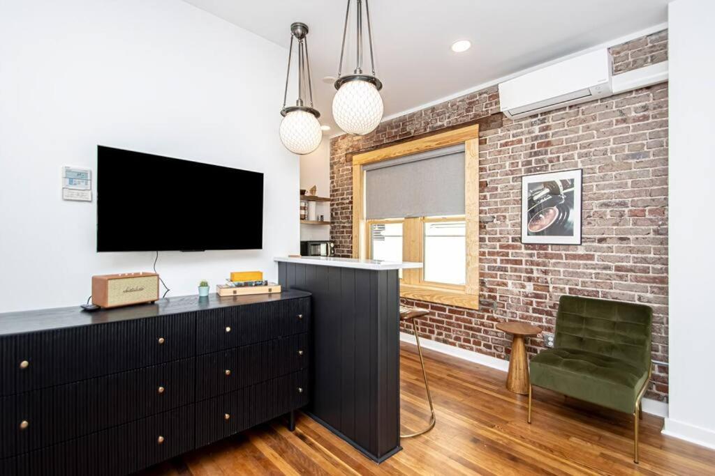 King Bed Stylish Studio In Heart Of Downtown Room # 200 Hot Springs Exterior photo