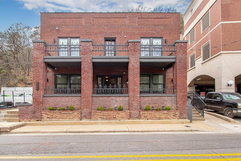 King Bed Stylish Studio In Heart Of Downtown Room # 200 Hot Springs Exterior photo