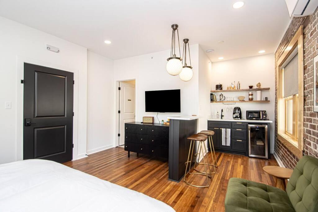 King Bed Stylish Studio In Heart Of Downtown Room # 200 Hot Springs Exterior photo