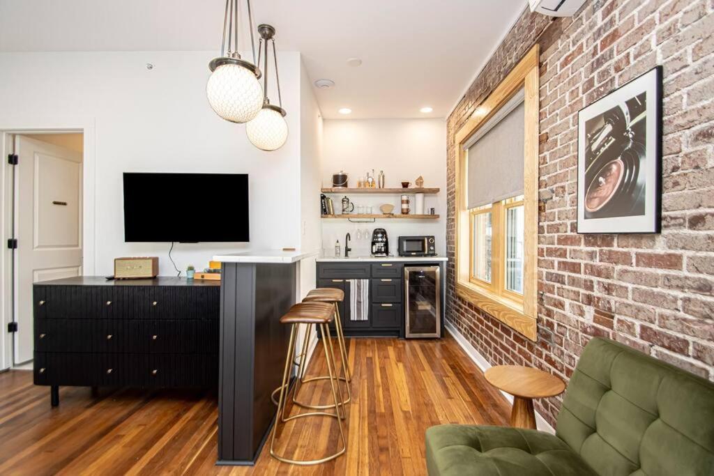 King Bed Stylish Studio In Heart Of Downtown Room # 200 Hot Springs Exterior photo